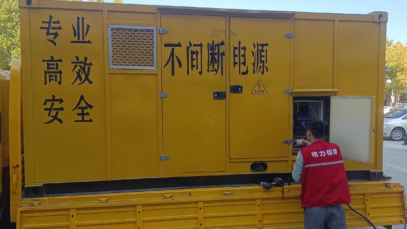 万荣柴油发电机组和UPS电源配合使用时，如何避免切换过程中的电力中断？